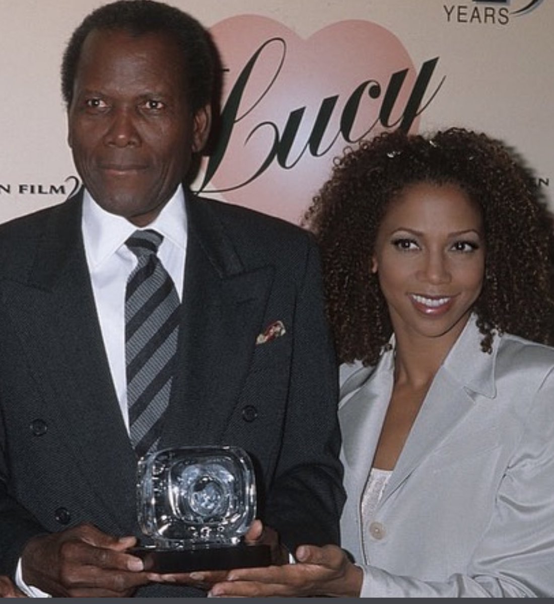 hollyrpeete's tweet image. A Life well lived 🤴🏾🌹🙏🏾✨
A gracious, regal, noble, gentleman for the ages. All that AND a civil rights hero …Thank you, Sir🙏🏾 #RIPSidneyPoitier
