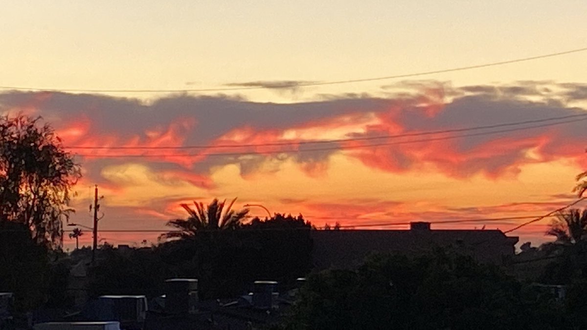 kstonezone's tweet photo. Not bad. Yesterday was better but I wasn’t home for the photo op. #phoenixsunset #phxsunset #arizonasunset #azsunset https://t.co/bk7iPbhpLA