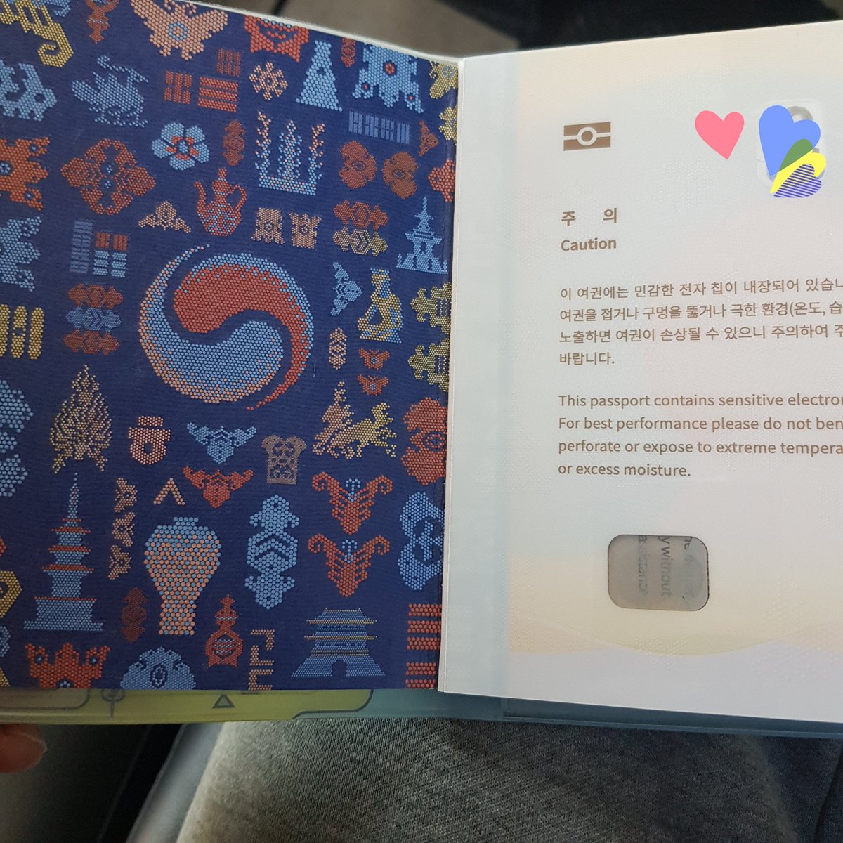 wonkuk09's tweet photo. 2022年から変更された韓国のパスポート 
私は昔のパスポートデザインにもっと良いよ
日本ビザも3月に発給します
#여권 #새여권 #여권디자인 #한국비자
#パスポート #韓国のパスポート
#韓国パスポート #2022 https://t.co/oyRCoaDCLA