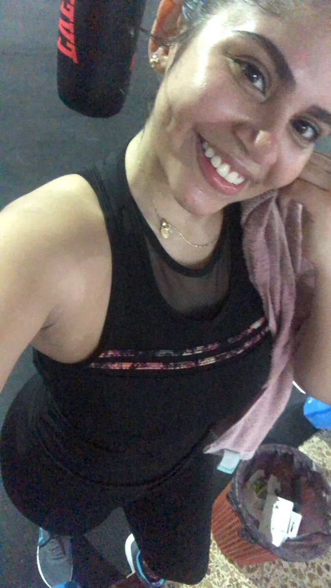 sheilavcovelly's tweet photo. Amanecí con un antojo de hamburguesa de @McDonaldsCol pero me sacaron la mierda y hasta los antojos en el gym hoy #Molida #SerFitCuesta #MejorMeOpero https://t.co/nT6Pzr0CAk
