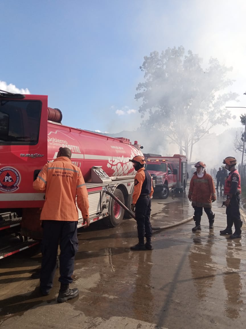 PCCAPITAL's tweet photo. #PcCapital antendio oportunamente emergencia conjuntamente con Bomberos del Del Distrito Capital y Personal Voluntario, Incendio Forestal generado en las instalaciones del Polígono de Tiro de Fuerte Tiuna. el mismo impacto en ciertos vehículos de combustión y su alrededores. https://t.co/ufT0cFyhyM