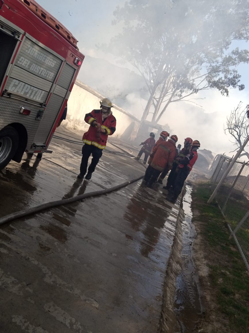 PCCAPITAL's tweet photo. #PcCapital antendio oportunamente emergencia conjuntamente con Bomberos del Del Distrito Capital y Personal Voluntario, Incendio Forestal generado en las instalaciones del Polígono de Tiro de Fuerte Tiuna. el mismo impacto en ciertos vehículos de combustión y su alrededores. https://t.co/ufT0cFyhyM