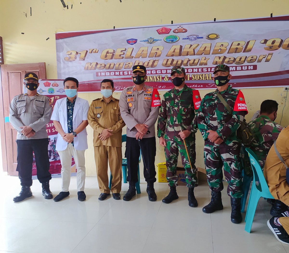 agungakbar93's tweet photo. Kegiatan vaksinasi bersama komandan distrik militer (dandim) aceh tengggara dan kapolres aceh tenggara #vaksin #dandim #kapolres https://t.co/GDxZs6E8S2