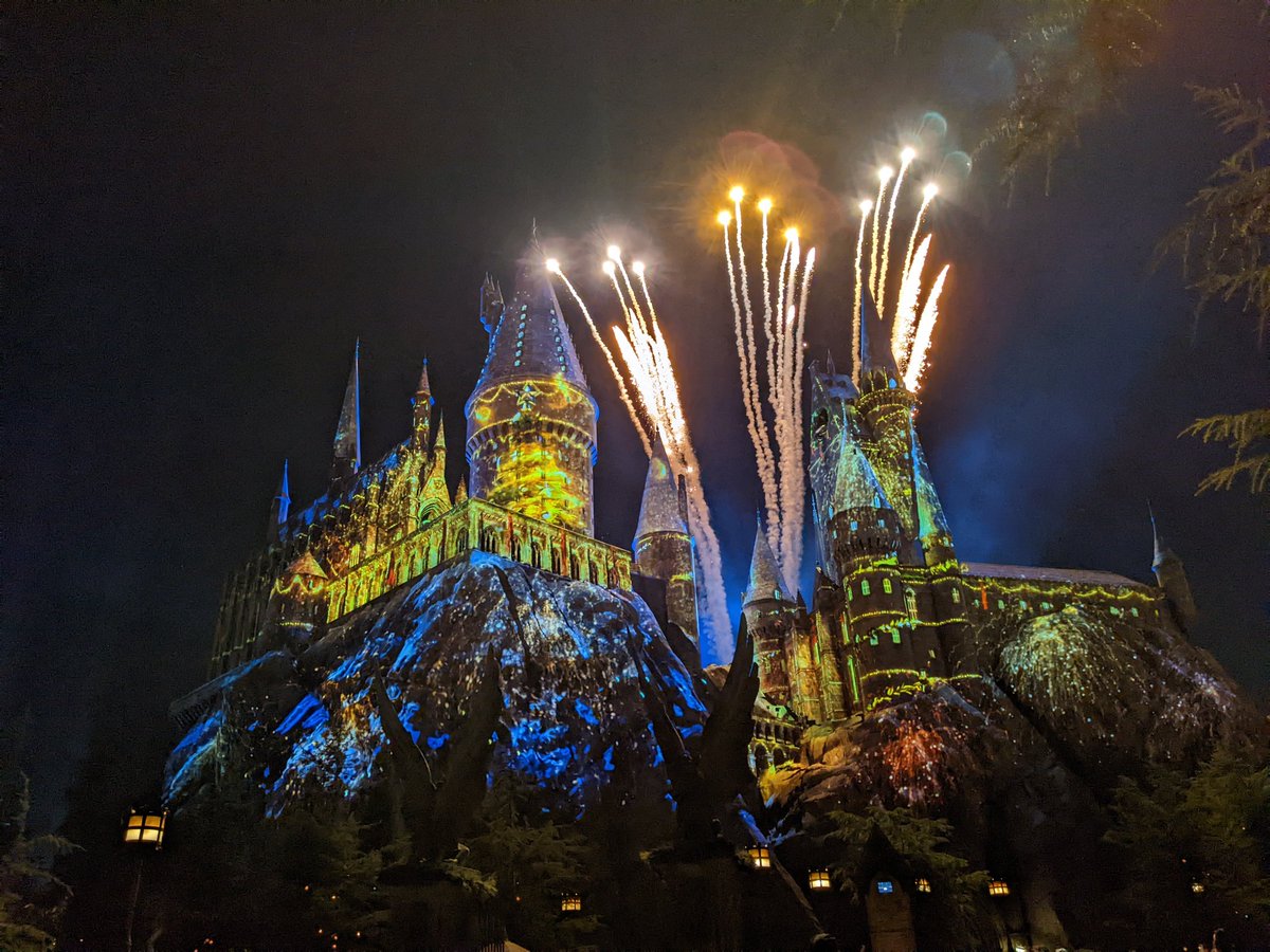 FUNnelCakeBlog's tweet photo. Experience The Magic of Christmas at Hogwarts Castle in our latest video. We captured the entire show in 4K. https://t.co/Jgj2JeZQbz
 #UniversalStudios #Hogwarts #WWOHP #WizardingWorld #Hollywood https://t.co/E4BQU0E8kO