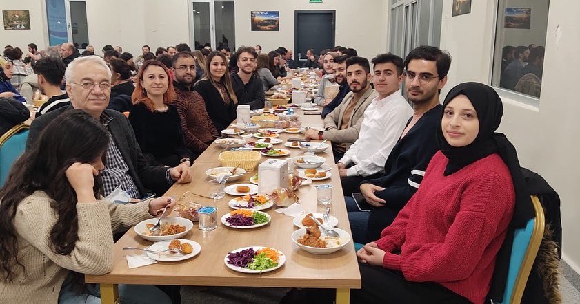 Sayın Rektörümüz @mutluturkmen’in katılımıyla öğrenci toplulukları için düzenlenen yemeğe, Sağlık Bilimleri Fakültesi olarak katıldık. Bahar döneminde yapılacak etkinlerin planlamalarına bu sayede başlamış bulunuyoruz. Rektörümüze desteklerinden ötürü şükranlarımızı sunuyoruz.