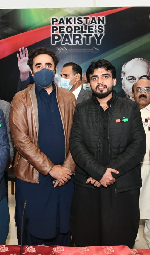 Faisalrehmam2's tweet photo. صدر پیپلز اسٹوڈنٹ فیڈریشن سندھ منصور شاہانی کی ��یگزیکٹو اجلاس کے بعد چیئرمین پی پی پی بلاول بھٹو زرداری سے ملاقات۔

صدر پی ایس ایف سندھ نے چیئرمین پ پ پ کو سندھ میں طلباء کے مسائل سے آگاہ کیا اور حالی ہی میں سندھ حکومت کی جانب سے طلبہ یونین کی بحالی کے حوالے سے منظور https://t.co/dXohcE27T5