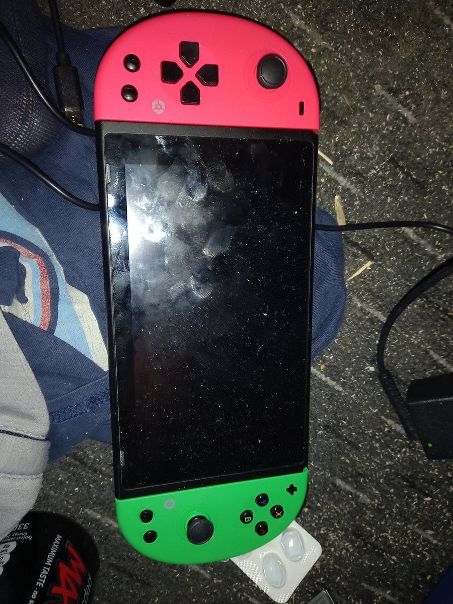 SirHellkat's tweet photo. Hi, I bought your joycons and the green Joycon isn't connecting via any method https://t.co/BkqhfvPgbU