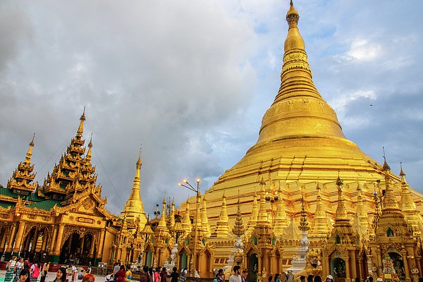 Янгон мьянма. Янгон Шведагон. Пагода Шведагон Янгон. Золотая ступа Шведагон. Буддизм храм пагода Шведагон.