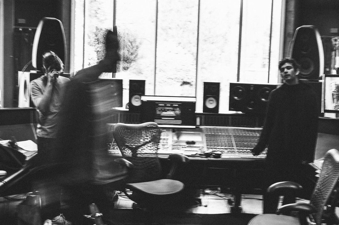 the 1975 con vibes de la era del self titled o sea para que me ponen blanco y negro me ilusionan