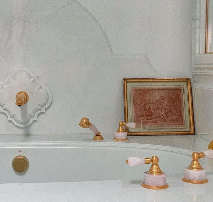 Best way to end the work week is in classic style. Bubbles not optional. 🛁🥂 #luxurybathrooms #modernclassicism