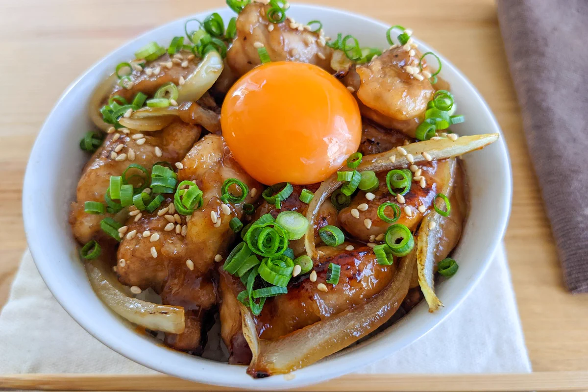甘酸っぱいお肉がたまらなく美味しい。「究極の甘酢照り焼きチキン丼」