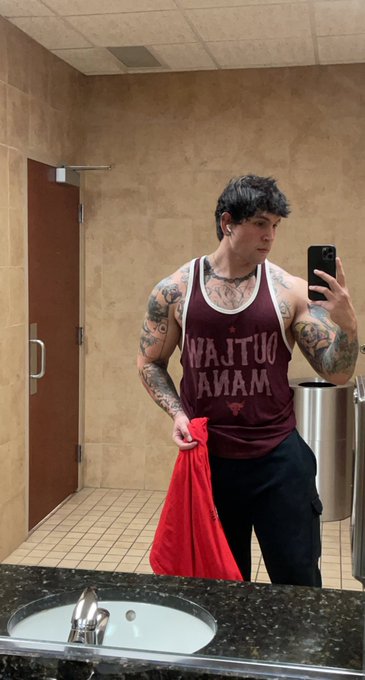 Walking mini fridge https://t.co/xsqmSS5lyu