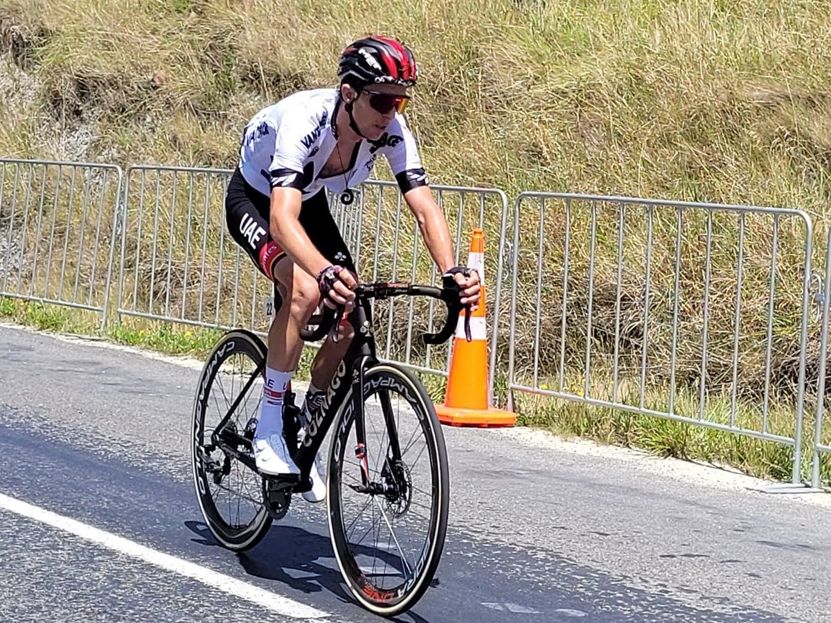 NZ team attacks led by @georgenbennett (below) & @Theflyingmullet didnt stop Mark Stewart @BlackSpokeNZ winning Stg 4 of NZ Cycle Classic. Stewart's yellow jersey lead is 38s; @CyclingNZL leads teams; @nkergozou tops sprint; Archbold leads KOM & @LaurencePithie leads young rider.