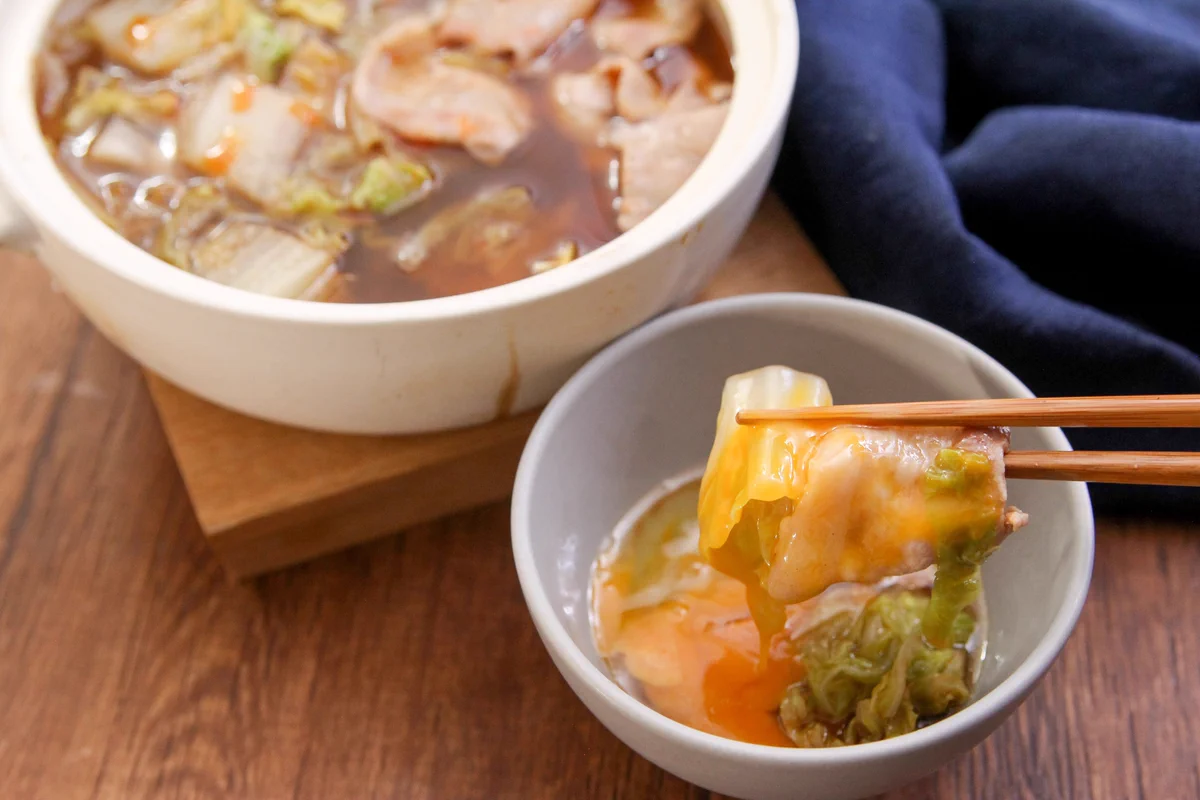 温かいものを食べたいときにもぴったりそう！豚バラや白菜を使った鍋レシピ！