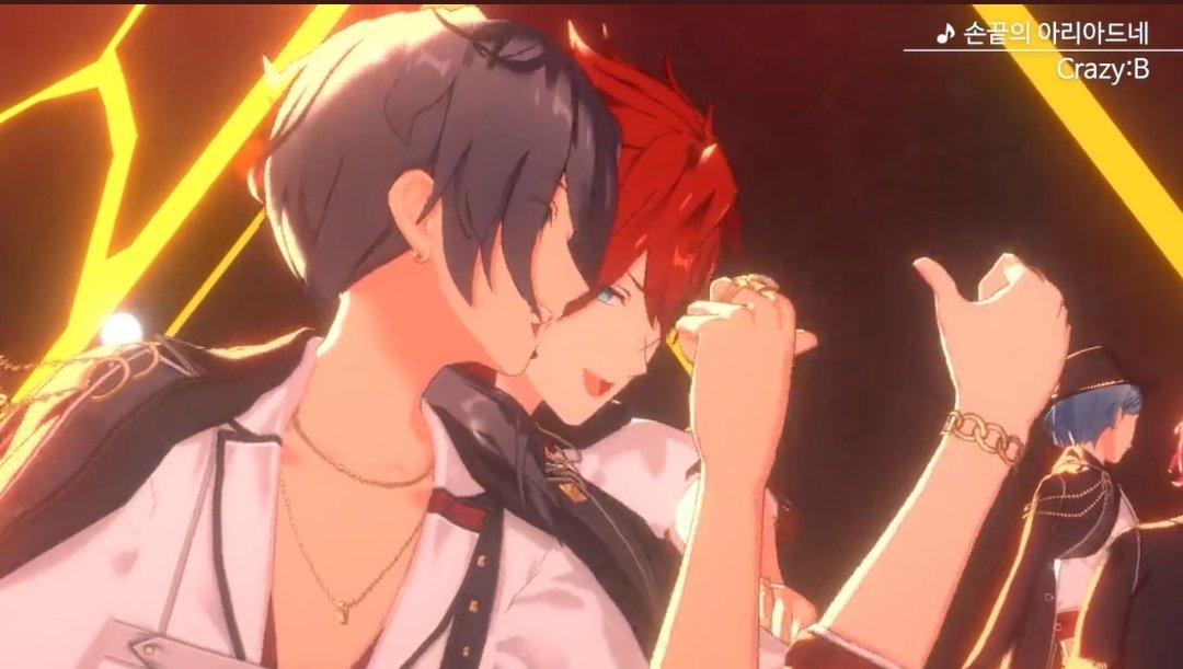 Noll_es's tweet image. 그거 아시나요 손끝의 아리아드네는 컨셉이 붉은실, 헤어진 연인, 미궁인 만큼 크비 네명 전부 멤버간에 아이컨택없이 시선처리 전부 관객선만을 향해있는데 유일한 아이컨택이 니키와 린네의 "어쩔 수 없는 사랑으로 부서질만큼이나" 부분뿐이라는 사실