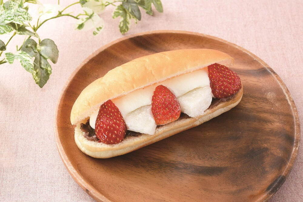 fashionpressnet's tweet photo. ローソンの苺スイーツ第2弾、“いちごみるく”のロールケーキやもち食感ロールなど - https://t.co/AXNpu9fQfL https://t.co/8dhxe6aHgE
