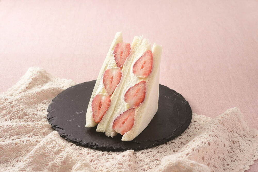 fashionpressnet's tweet photo. ローソンの苺スイーツ第2弾、“いちごみるく”のロールケーキやもち食感ロールなど - https://t.co/AXNpu9fQfL https://t.co/8dhxe6aHgE