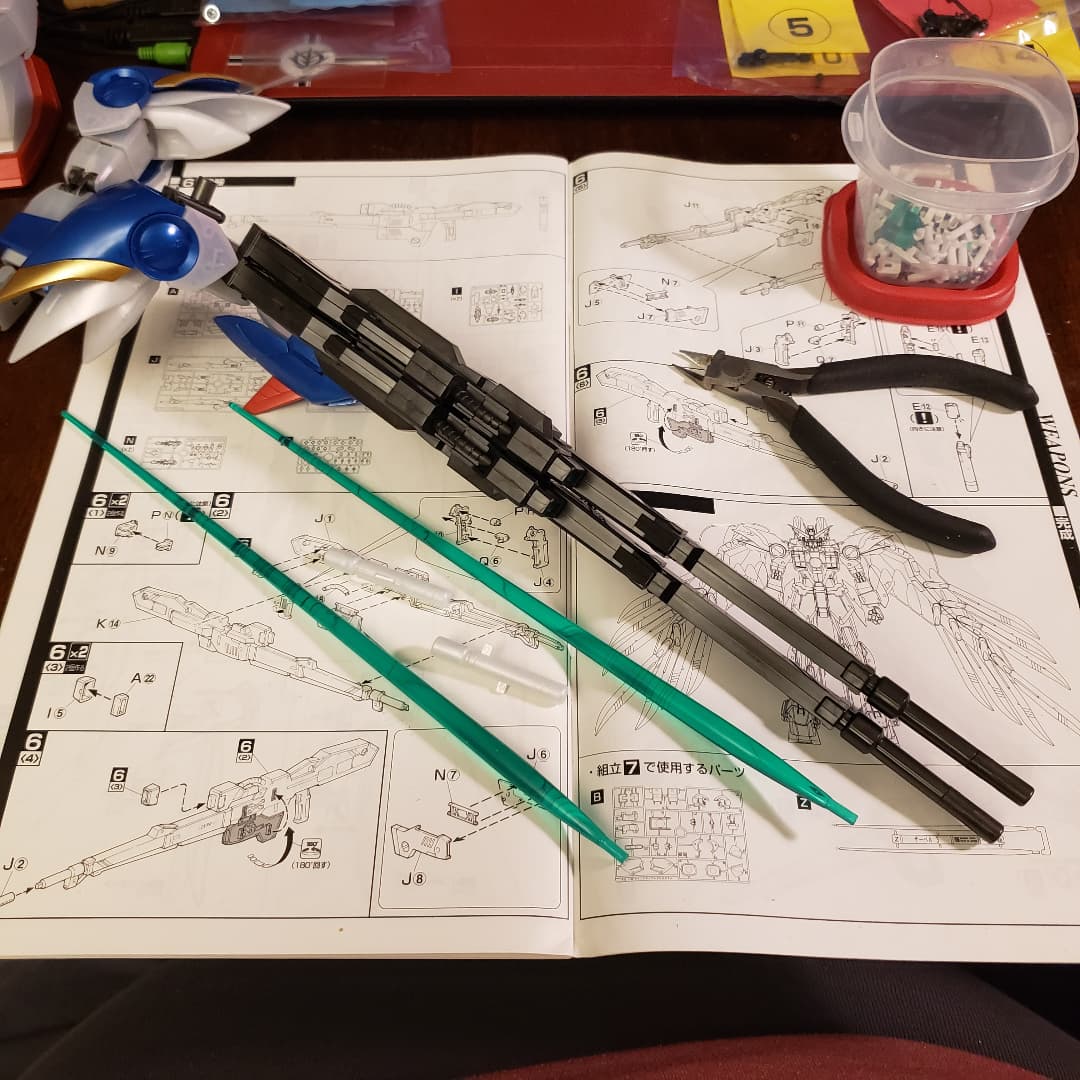 Joey_Gunota's tweet image. Twin Buster Rifle and Beam Sabers complete on the #PerfectGrade #WingZero Custom. The beams are loose in the handles so I applied a layer of super glue to the connection to tighten it up.

#Gundam #Gunpla #GWRPPIIEB #GundamWing #EndlessWaltz #GundamCommunity #GunplaCommunity