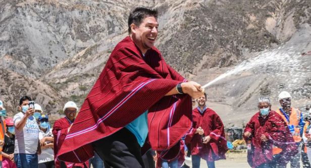 ¡Fuerza <a href="/marceloclaure/">Marcelo Claure</a>! No estás solo y eso sube tus defensas. El virus recibirá su dosis de escarmiento. Quedan desafíos como la #CiudaDeMilColores, con su monumental estadio de Tembladerani, para el centenario del Bolívar y el bicentenario de nuestra Bolivia. ¡Estamos contigo!