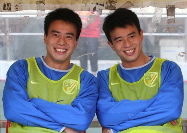 HotpotFootball's tweet photo. #Sunji and #SunXiang, the most successful football twins in China. Can you tell them apart when they played for the same team? #ShanghaiShenhua #TeamChina #PSV #FootballTwins https://t.co/NgVebTP3dE