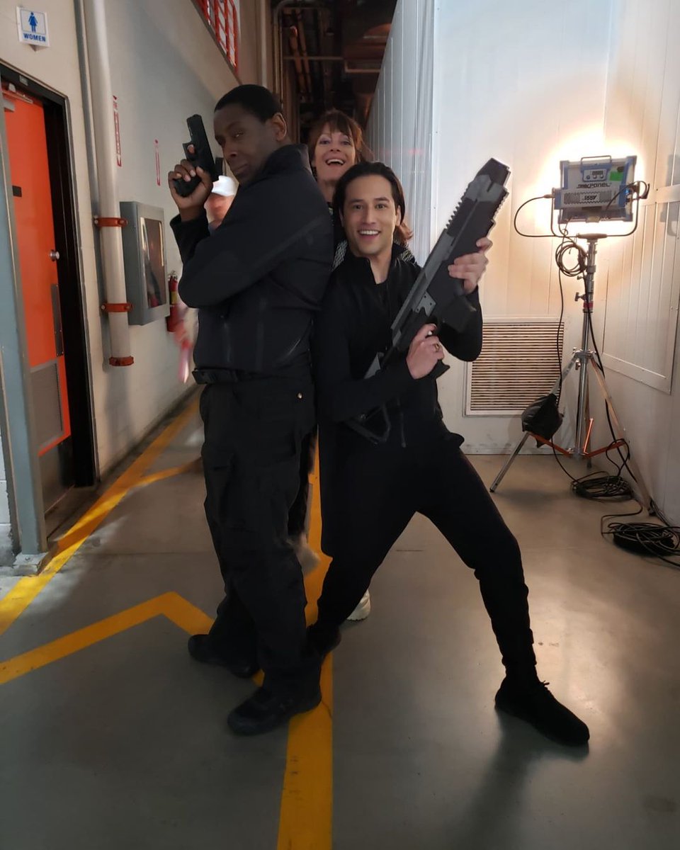 heartsupergirl's tweet photo. MLevi Art nos comparte nuevas y antiguas fotos del cast de #Supergirl en el set de la quinta temporada
-> https://t.co/6FIwpKRucf https://t.co/TpNIpv2dbg