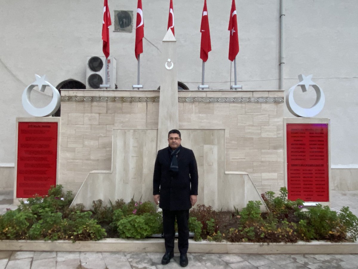 “İlteriş Kutluğ Kağan’ın buyruğuna ilk uyanlar biz değil miydik? Kurt başlı tuğlar altında yüce dağlardan geçitleri seyrediyorduk. Kartalca hür olmanın tadını birlikte tadmadık mı? Nisbetsiz cenkler içre  gösterdiğimiz erlik ile kavuştuğumuz dirliğe hamdolsun”
Dilâver Cebeci