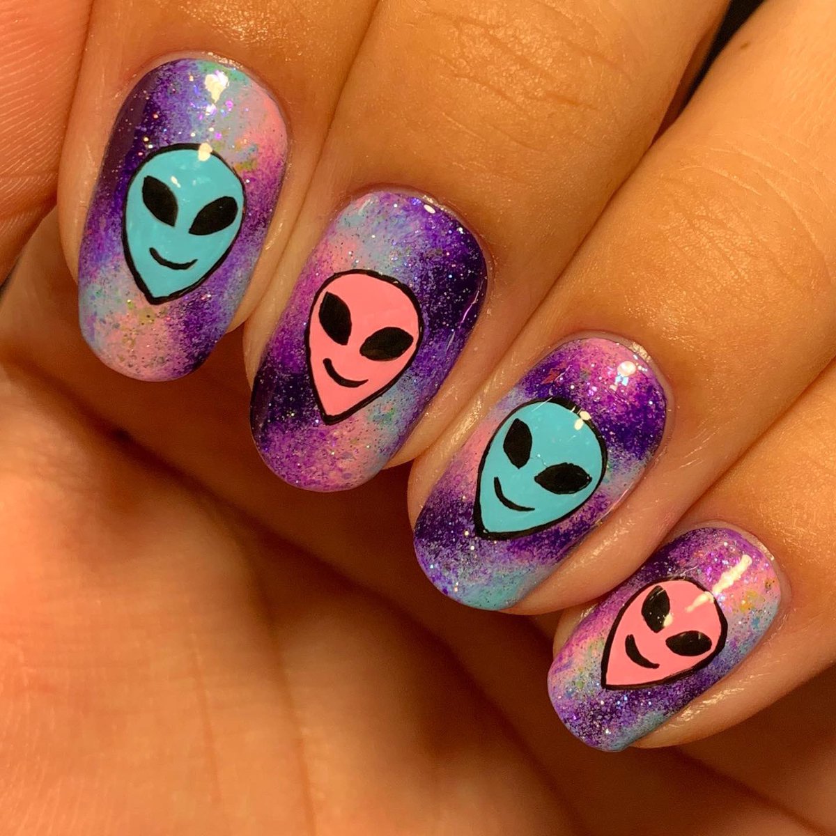 janellennon's tweet photo. Alien nails as I wait for my alien baby to enter this world 👽👶🏻💗💙 #aliennails https://t.co/s2aIC9ey8Y