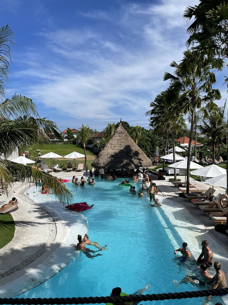 Það var góð orka hérna fyrir en þið hefðuð átt að sjá viðbrögðin hjá liðinu þegar Where is the love, uppáhalds lag mækarans með black eyed peas, kom á fóninn