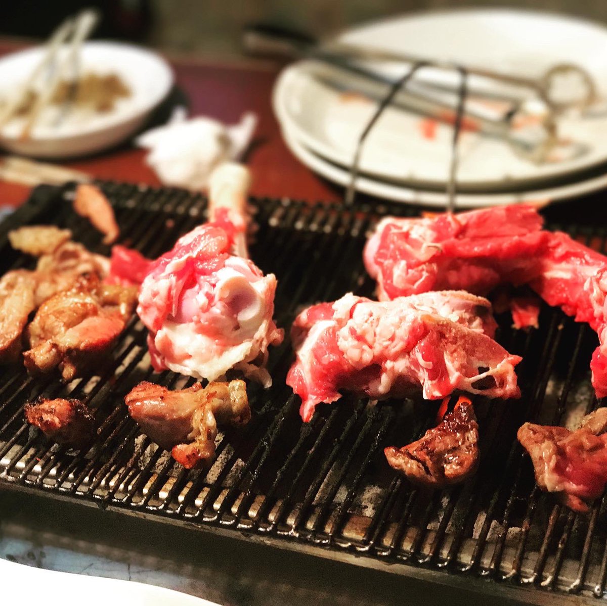 cozy19193227's tweet photo. 坂谷さんは羊腿の炭火焼きを気に入ってくれたようだ。確かにアレは美味い、安い、満足度高い。
オーストラリアやNZの良いラムを入れているそうな。あとは職人さんの捌きが上手いんだな
#radiorestaurant
#ラジオ食堂 https://t.co/299SYoIqGV
