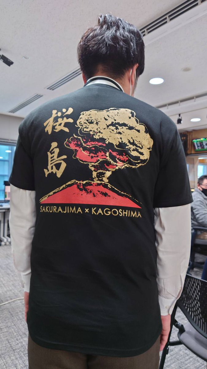 伊達さんが買ってきたお土産の桜島のTシャツを「またこんなん買ってき