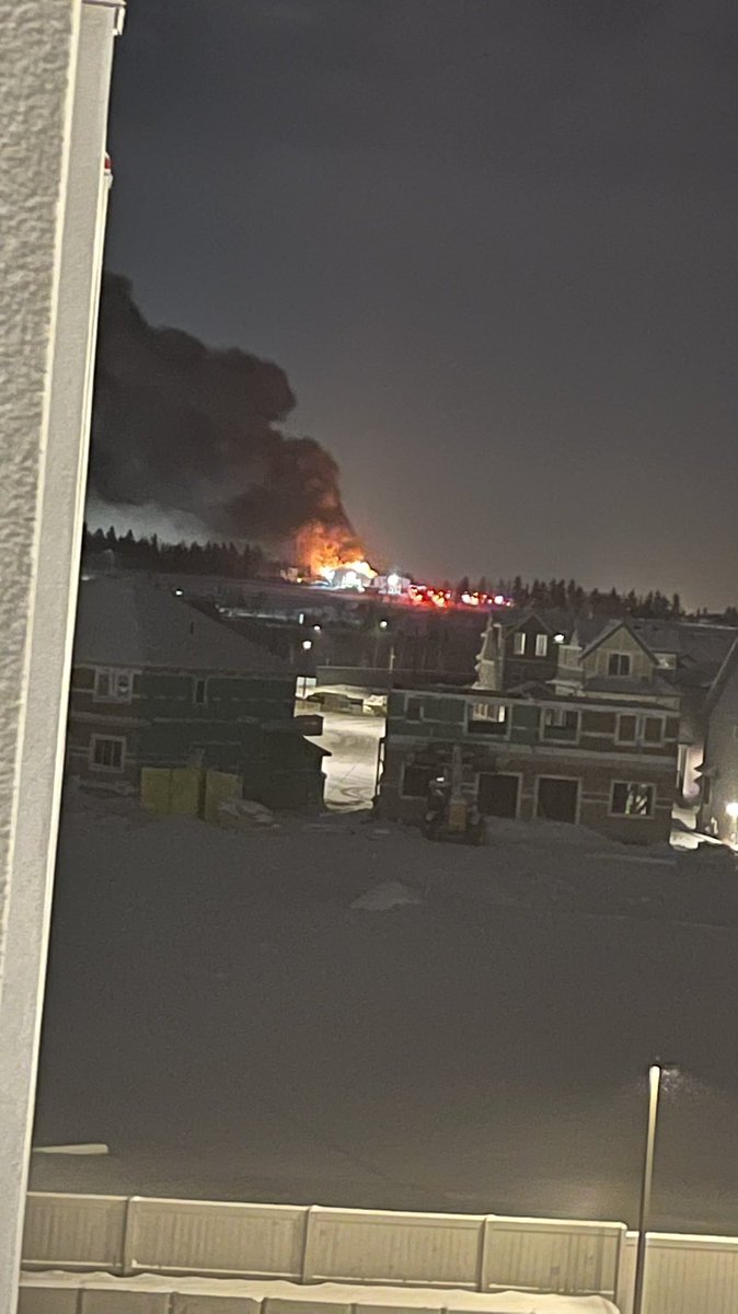 ncletrcy's tweet photo. Fire around RR 250 and 41 Ave 💔💔 #yeg @RadioYeg #edmfire #edmontonfire #yegfire #EFRS https://t.co/S1VPXmSVm8