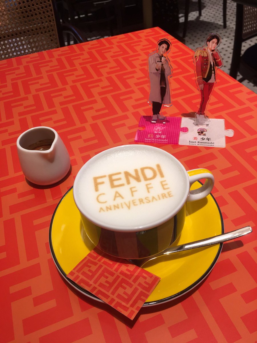 ise0619's tweet photo. FENDIカフェしばいてきた💕
コーヒーがエクスペンシブ☕️!
ひとりだけど頑張ってアクスタ出しました😅
#FENDIcaffe https://t.co/Ex1SwUdRA1