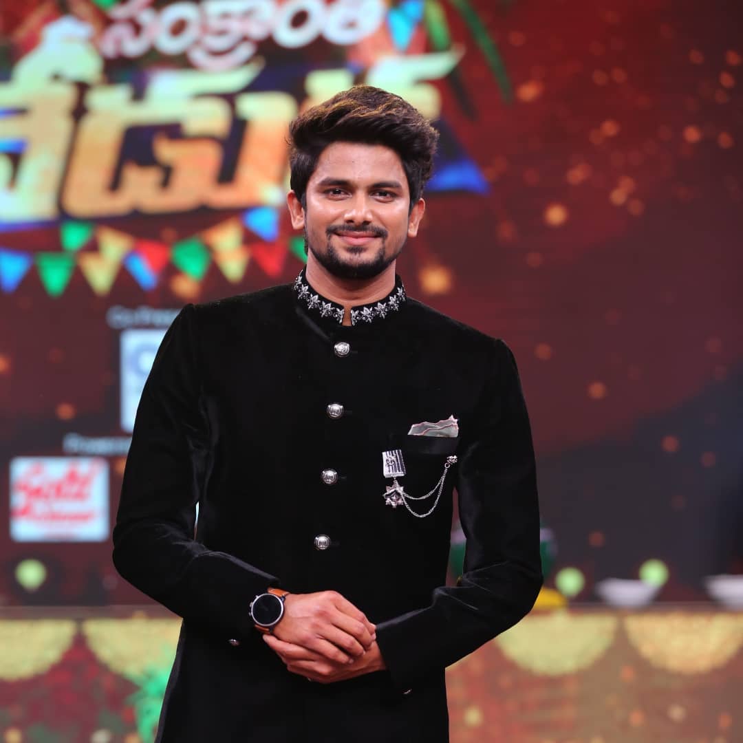 VJSunnyOfficial's tweet photo. Are you all ready for this Sankranthi?? ❤️ 
@StarMaa 

 #vjsunny #sunny #starmaa #celebrations #BlackLove https://t.co/LLzirV3bGE