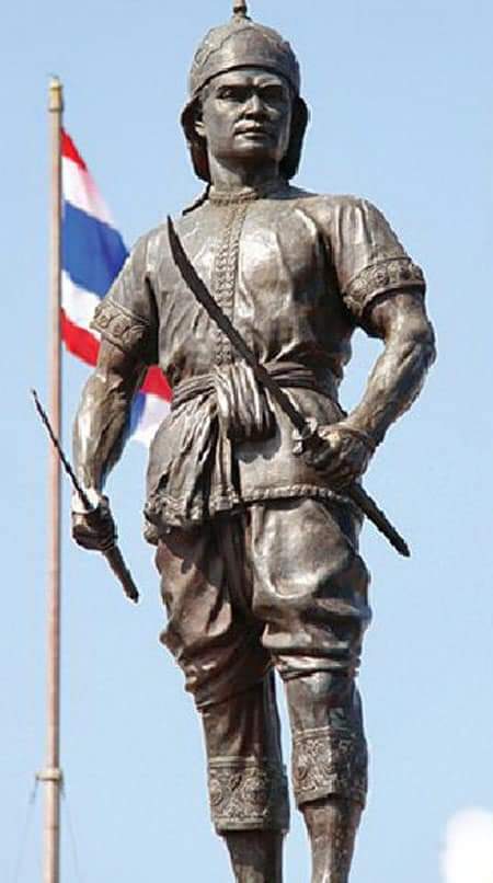 Kitsanahongsuwa's tweet image. 7 มกราคม 2565 #วันนี้ในอดีต
พระยาพิชัย ได้รับสมญานาม “พระยาพิชัยดาบหัก “
แต่ต้องสูญเสียน้องและศิษย์รัก อย่างท่าน “หมื่นหาญณรงค์ “ ไป ท่านยอมปกป้องพระยาพิชัยจากคมดาบและกระสุนปืนของข้าศึกด้วยกายของท่าน ณ สมรภูมิทุ่งวัดเอกา ศึกโปสุพลา เมื่อ 2316 ณ เมืองพิชัย