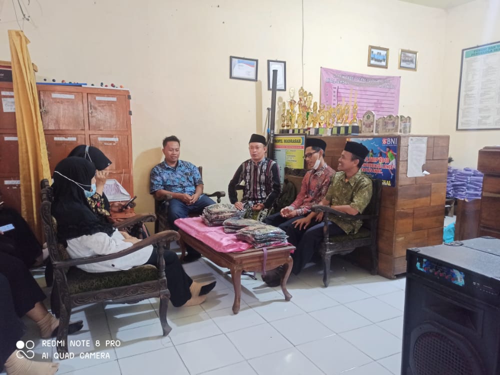 Gotong royong penguatan Kader NU, penyerahan seragam Dewan Guru MI Al Ichsan Brangkal. Semoga ini dapat bermanfaat dan semangat baru dalam mengajar khususnya Dewan Guru MI Al Ichsan Brangkal
#gurumadrasah #guruhebat <a href="/uki/">Jai</a>.sabil007