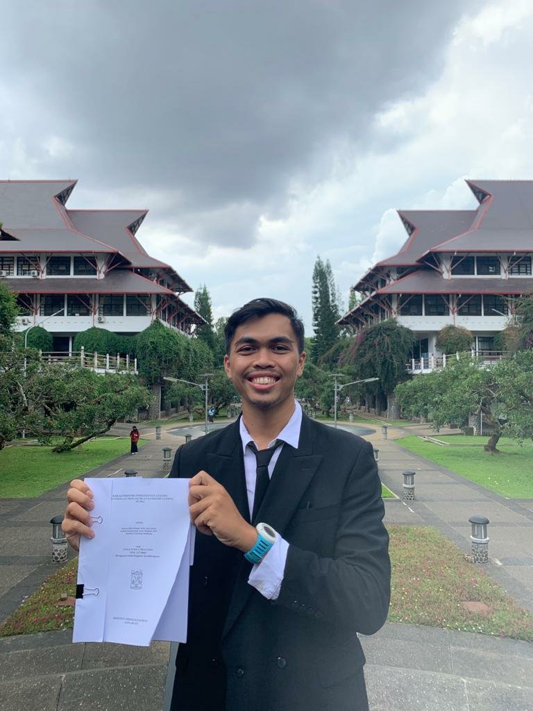 FFofficialy5's tweet photo. Alhamdulillah mimpi awal tahun 2022 yang terwujud, bisa lulus di kampus yang di mimpikan. Berani mencoba dan tetap barkarya, Fahmi Fadhiil, S.Pd., M.Or. 👨‍🎓 https://t.co/qVHvqo37Lm