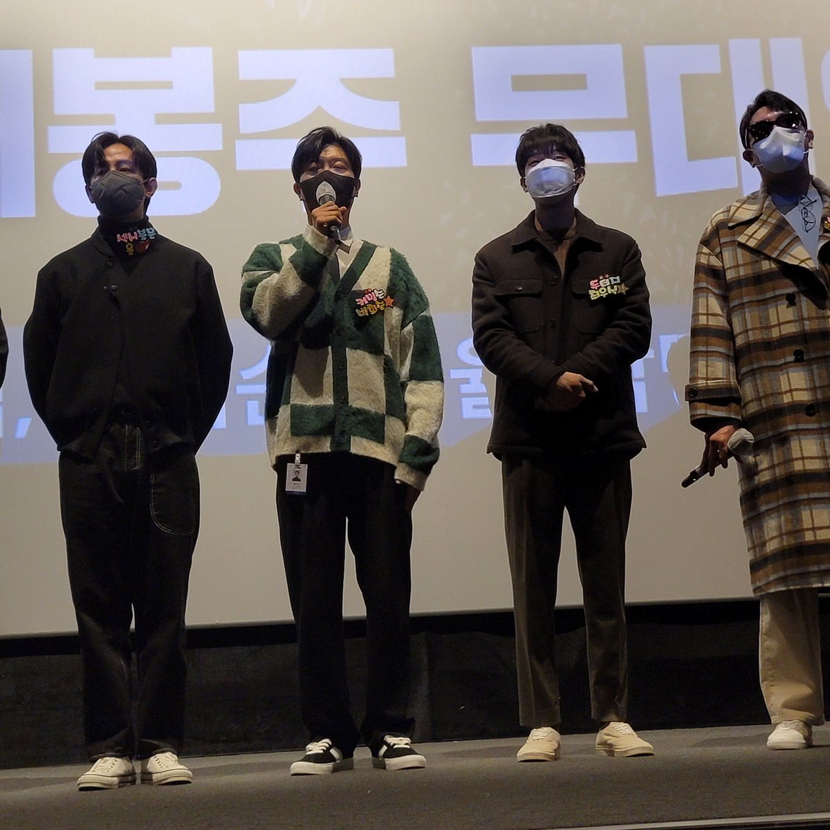 another_mmt's tweet photo. 경관의 피 무대인사🤭
아니 박희순배우님 가디건 끝에 증 달고 있는거 넘 귀엽다곸ㅋㅋㅋㅋㅋㅋㅋㅋㅋ https://t.co/8pFBvvyb7z