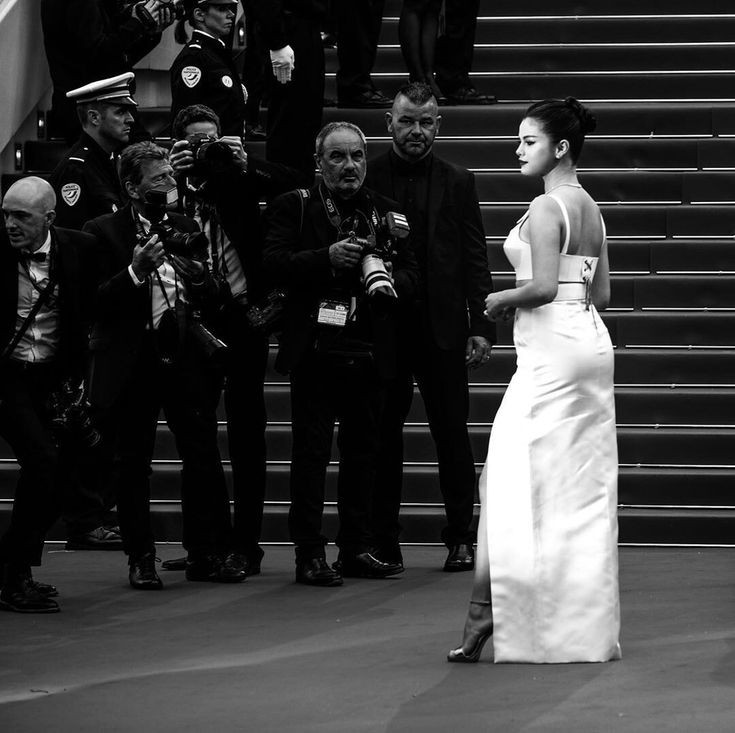 KwxnJiYong_B's tweet photo. —Publica unas fotos de @SelenxB mientras se terminaban de arreglar previo al baile de invierno, y otro par de fotos del paso de su novia por la alfombra roja del evento.— https://t.co/TcnaUaIpgN