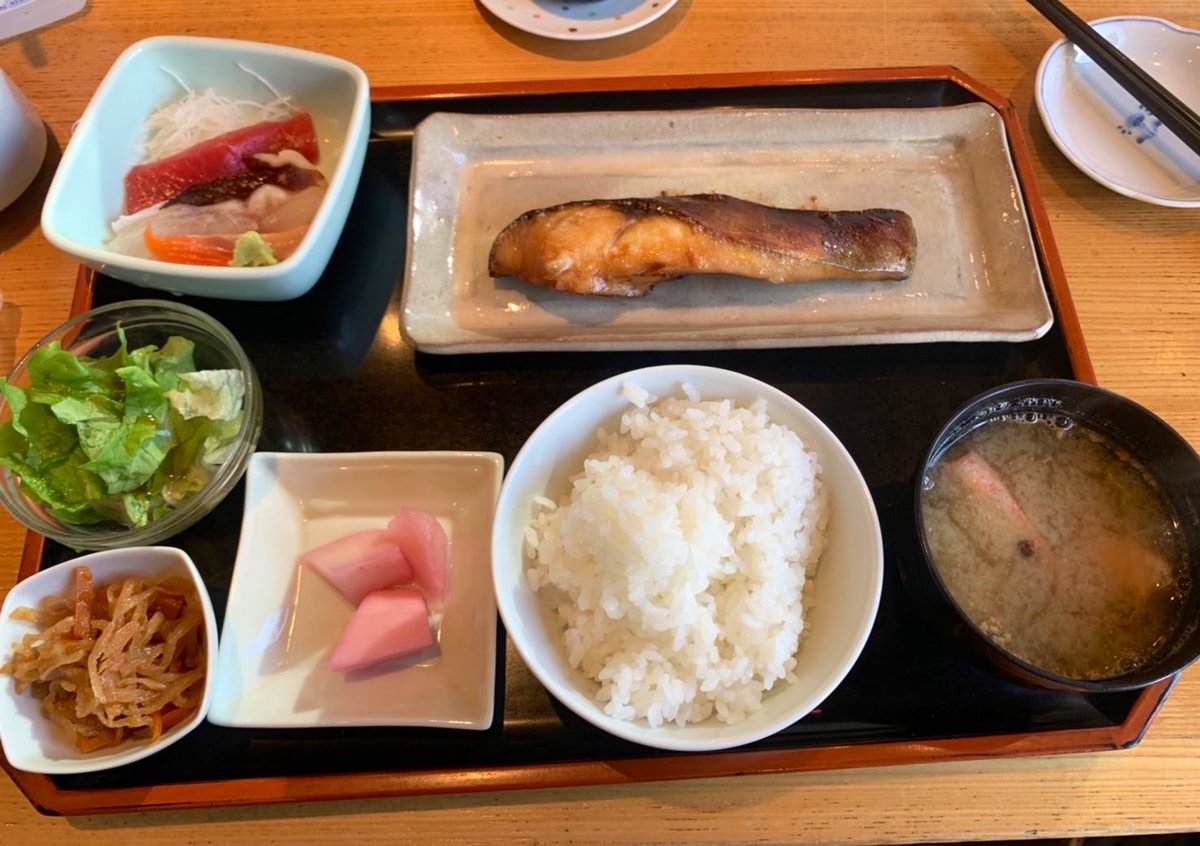 kurishigebff's tweet photo. 本日のランチ。
左：私（食卓便レンチン）
右：夫（お寿司屋さんの日替り定食）

普段なら怒るけど、今日はジョギング行くと言って、氏神神社で初詣、水子供養したお寺で流産した子たちへﾑｼｭｺ誕生報告、よく行く神社で御礼参りを自らしてきてくれて感動したから許す👍💕

#0m9d https://t.co/huYPGdNusc