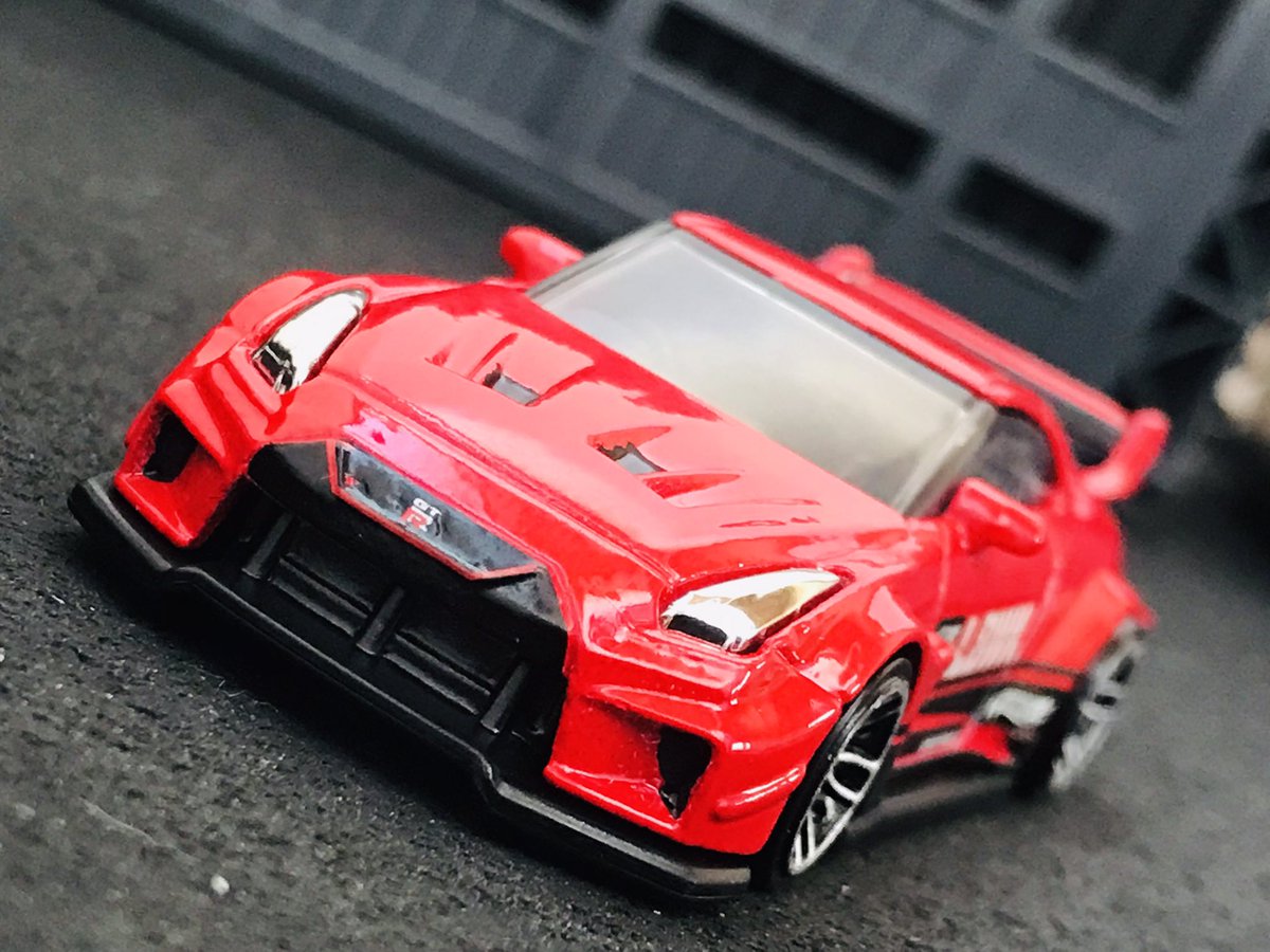 tegman24's tweet photo. ホットウィールのリバティウォークGT-Rを購入したので、細部塗装・ホイール塗装・ヘッドライトにミラーシート張り付けなどやってみました。

#ホットウィール 
#ミニカー #カスタム
#リバティウォーク
#LIBETYWALK https://t.co/neFJwcGjLL