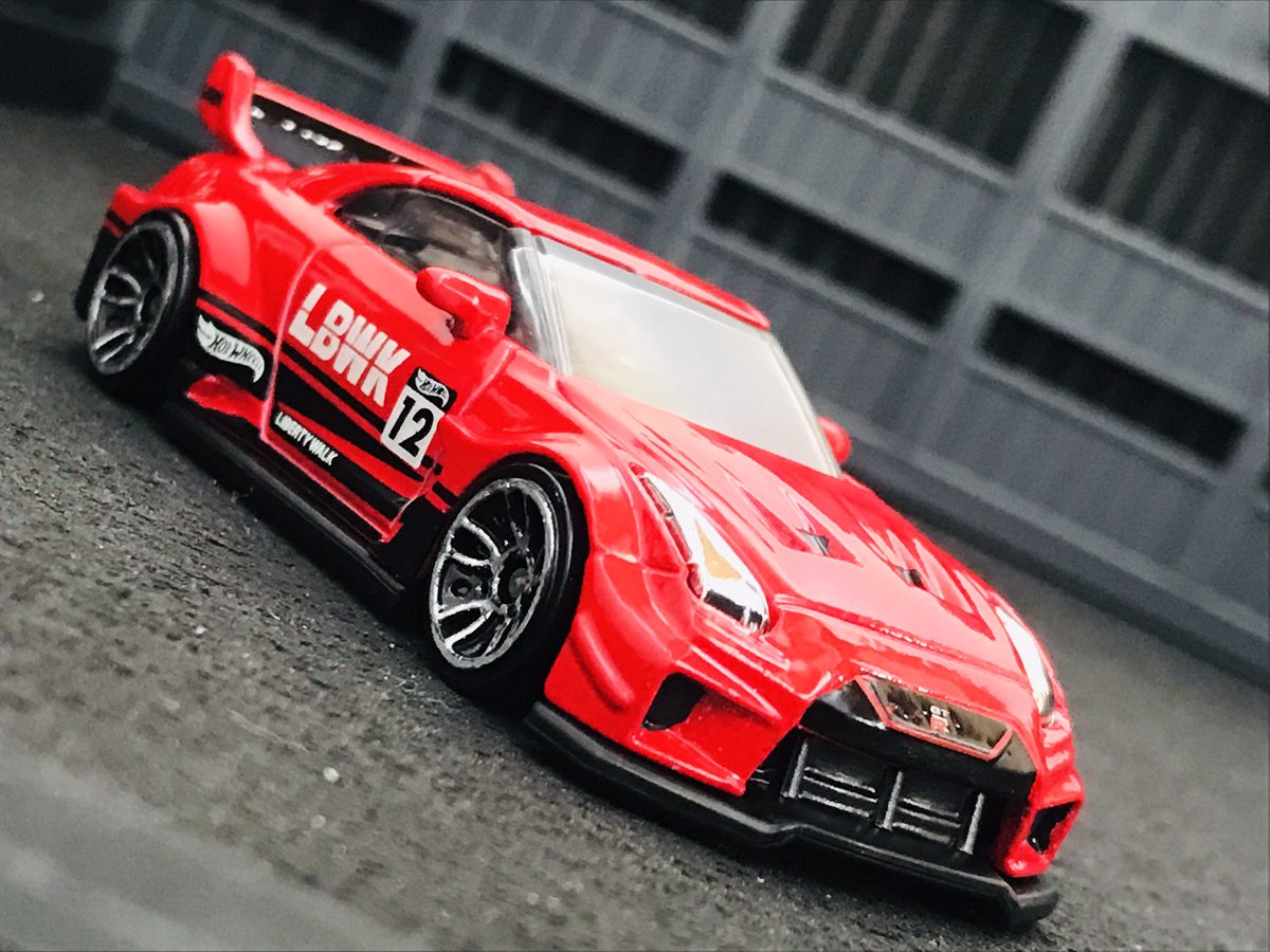 tegman24's tweet photo. ホットウィールのリバティウォークGT-Rを購入したので、細部塗装・ホイール塗装・ヘッドライトにミラーシート張り付けなどやってみました。

#ホットウィール 
#ミニカー #カスタム
#リバティウォーク
#LIBETYWALK https://t.co/neFJwcGjLL