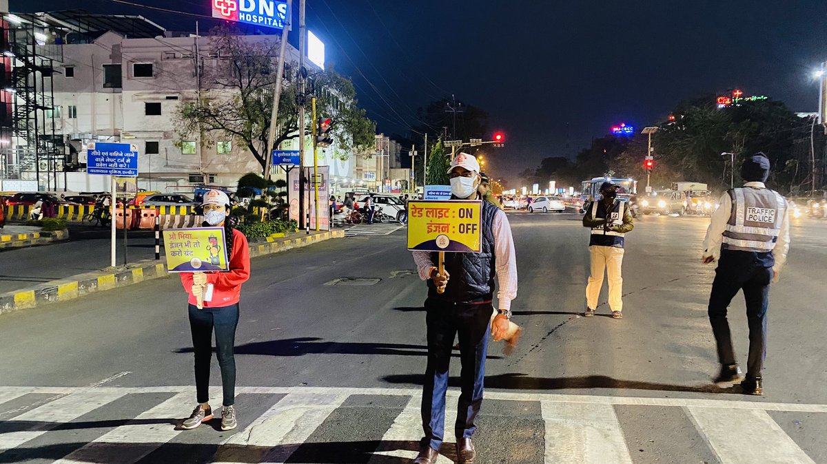 RISHABHBAGORA99's tweet photo. 🚦अब होगा प्रदूषण मुक्त इंदौर🚦
इंदौर जिला प्रशासन,पुलिस प्रशासन एवं नगर पालिका निगम के संयुक्त तत्वाधान में प्रदूषण कम करने की दिशा में “रेड लाइट पर इंजन बंद”अभियान को निरंतर L.I.G चौराहे पर @IndoreTalk एवं @ekkadammadadki द्वारा किया जा रहा हैं..!
#RedLightOnEngineOff #Indore https://t.co/VIg1ZJ4HST