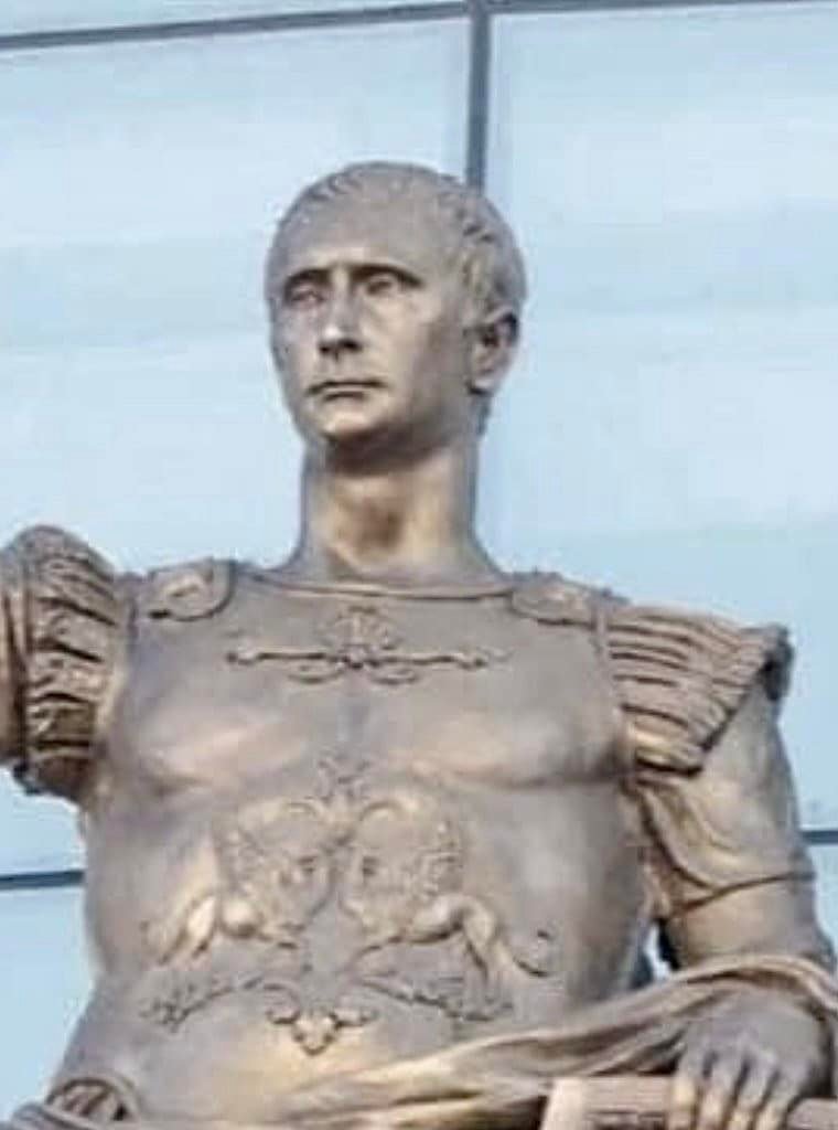 kotyaravesel's tweet image. Недавно в Питере достроили торговый комплекс EVROPA. На Фасаде установили скульптуры известных римлян, в том числе Октавиана Августа.
Но что-то бл@ть мне подсказывает, что это нихера не Октавиан Август🤔Питерцы так?