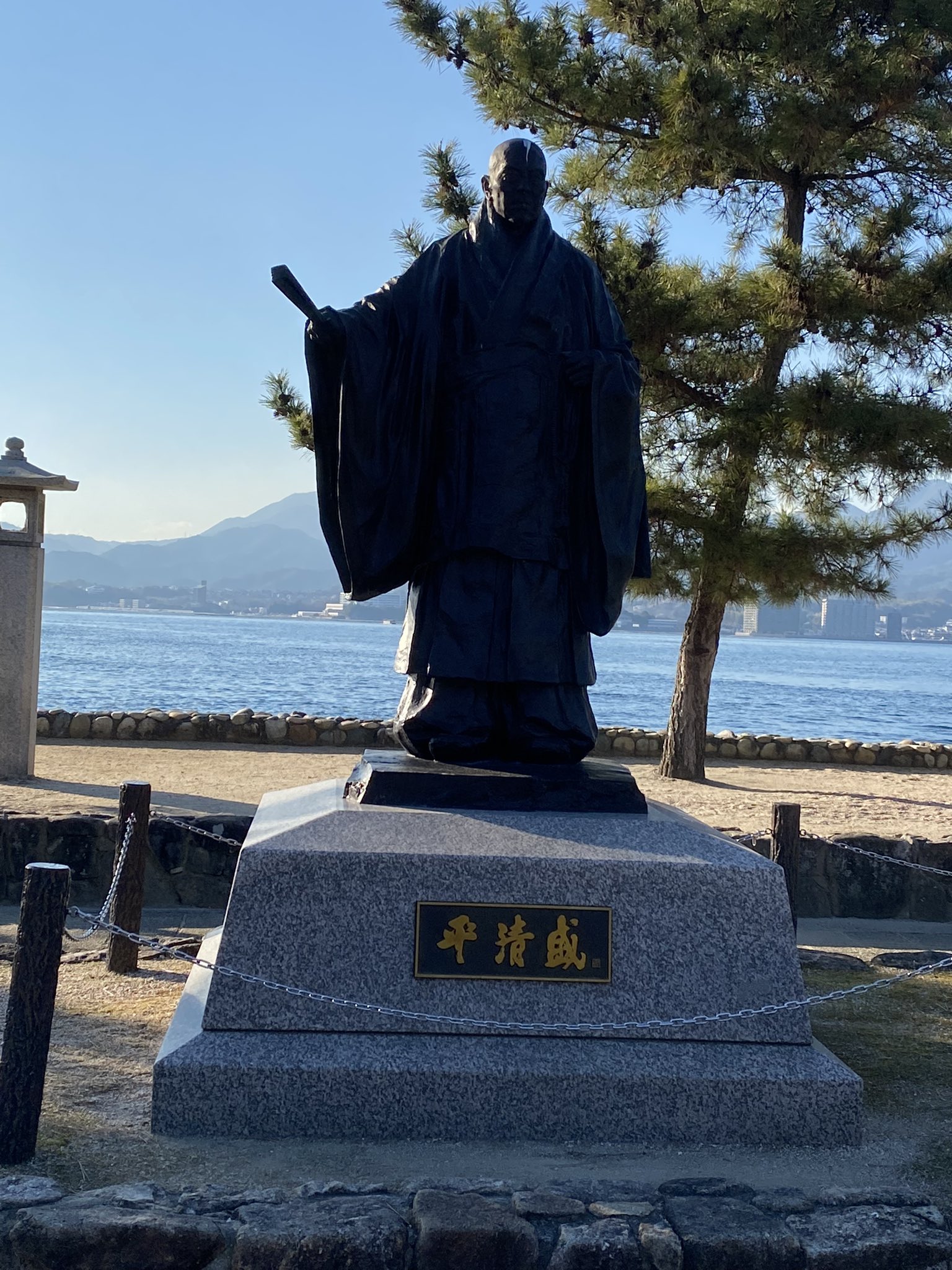 𝑴𝑰𝑶𝑨𝒁𝑼 Sur Twitter き 清盛様 頭に 宮島 平清盛像 T Co 6r4qy5vedk Twitter