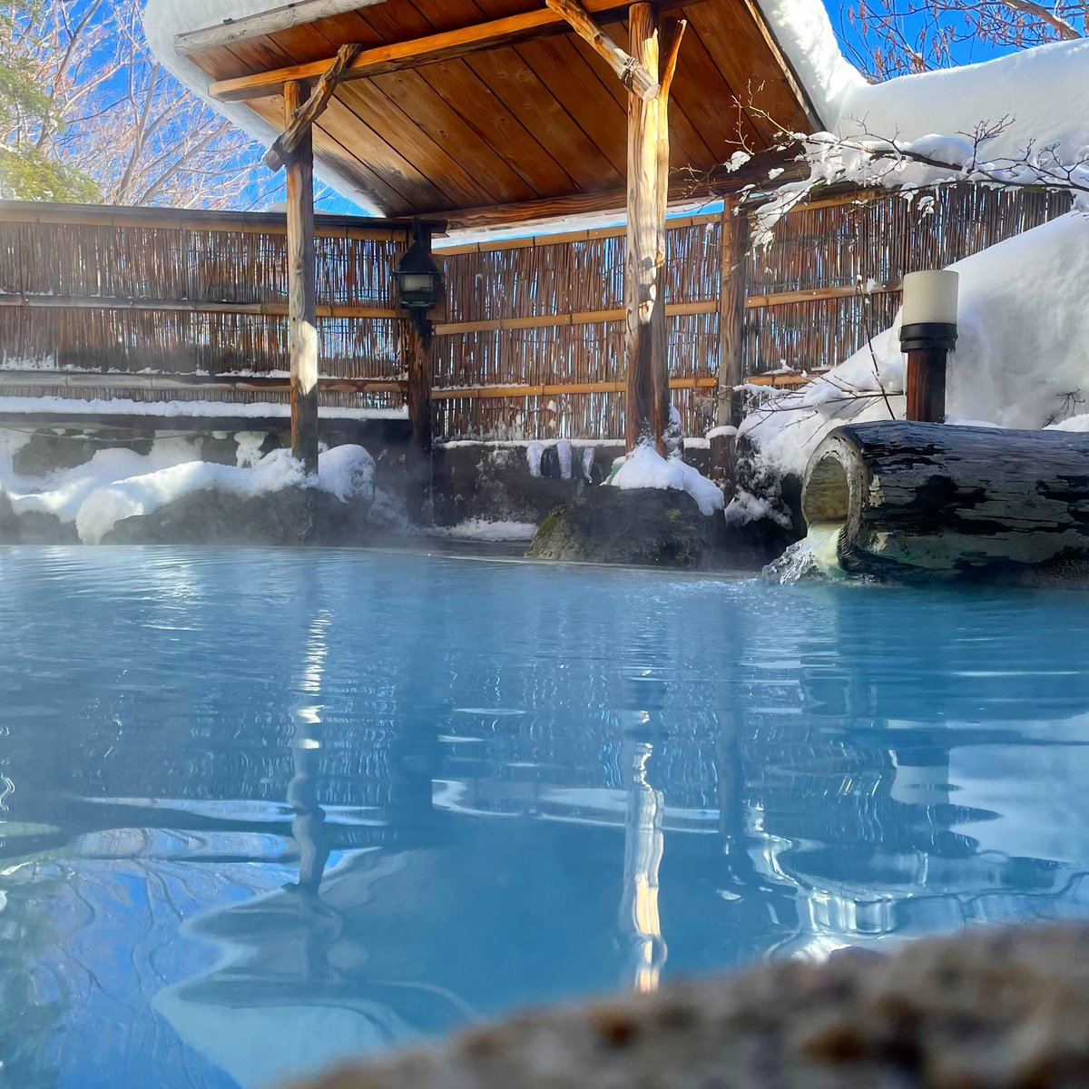 【青空を反射する湯面】 ⁡ 冬の穏やかな気候。 高湯ブルーの湯面が映えます。 ⁡