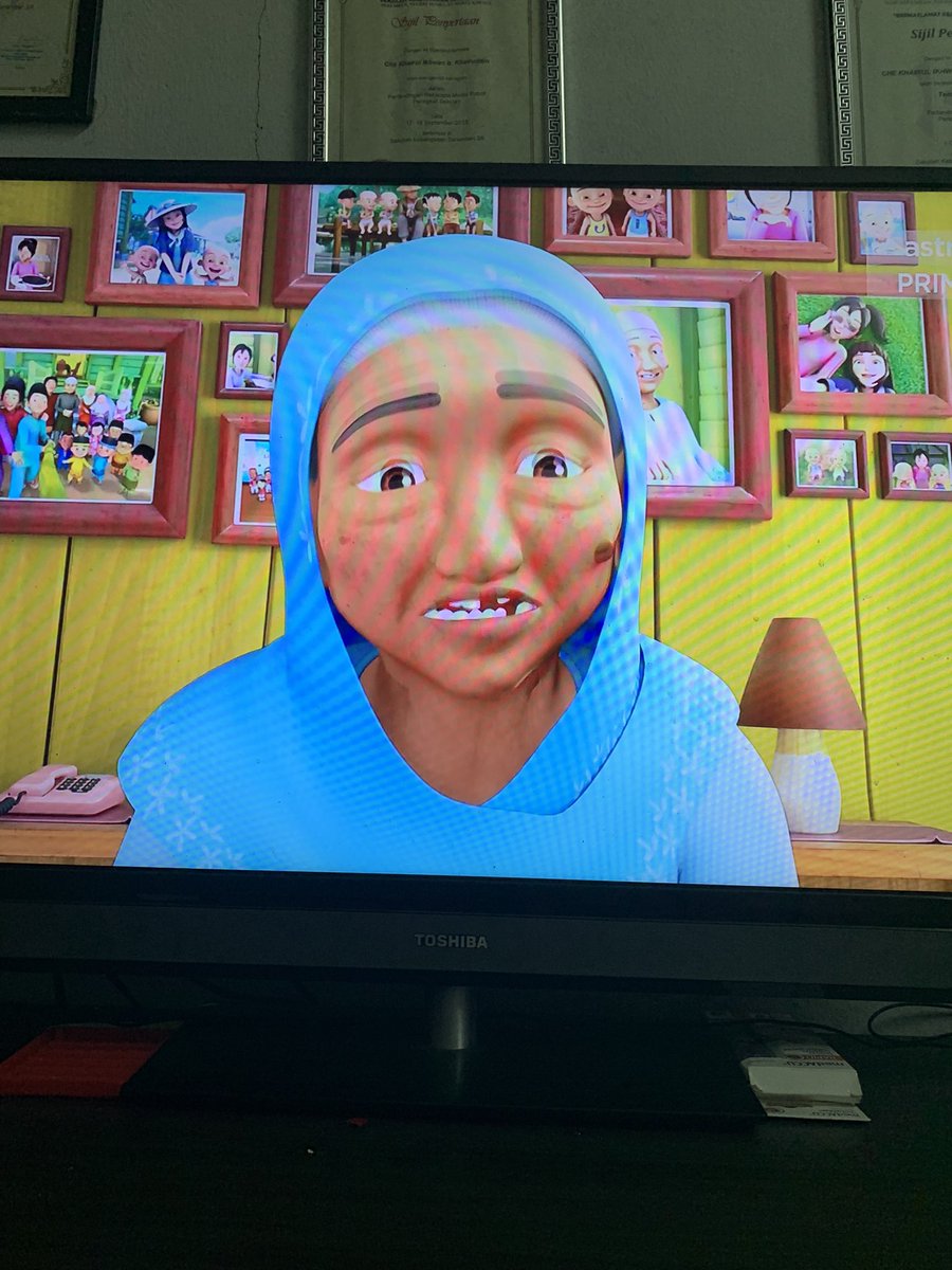 chekhrl's tweet photo. opah sekarang dah pandai pakai tudung nampak leher, cover your aurat preety https://t.co/Ab20ZNdMcZ