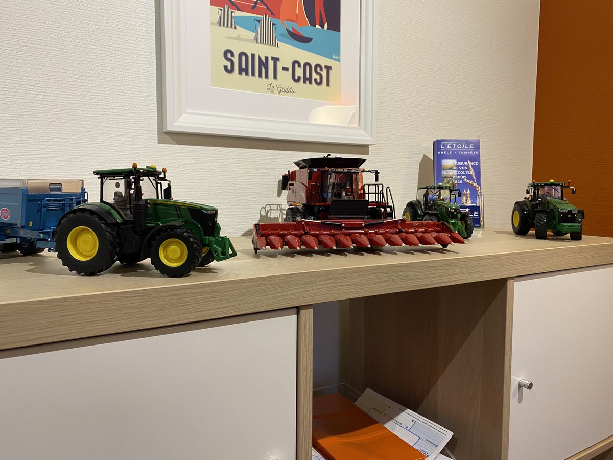 delormeeric3's tweet photo. C’est mieux du #CASE_IH dans le bureau de @cpsj46 la négociation a du être très dure pour mettre une @Axialflow2
@OlivierCOSTE2
@Case_IH https://t.co/IdZzWO5uJJ