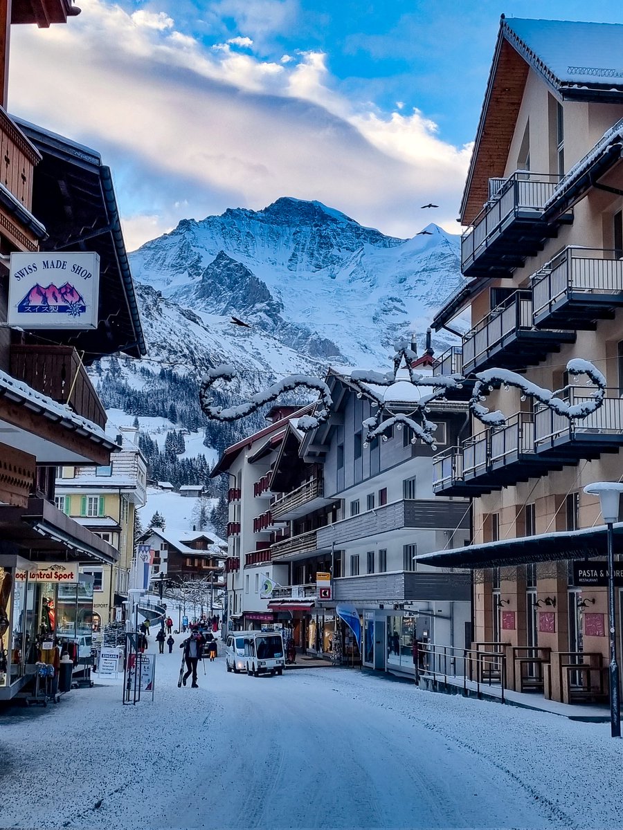 Snowy cold mornings in Wengen these days. #wengen #inlovewithswitzerland #switzerland #lauberhorn