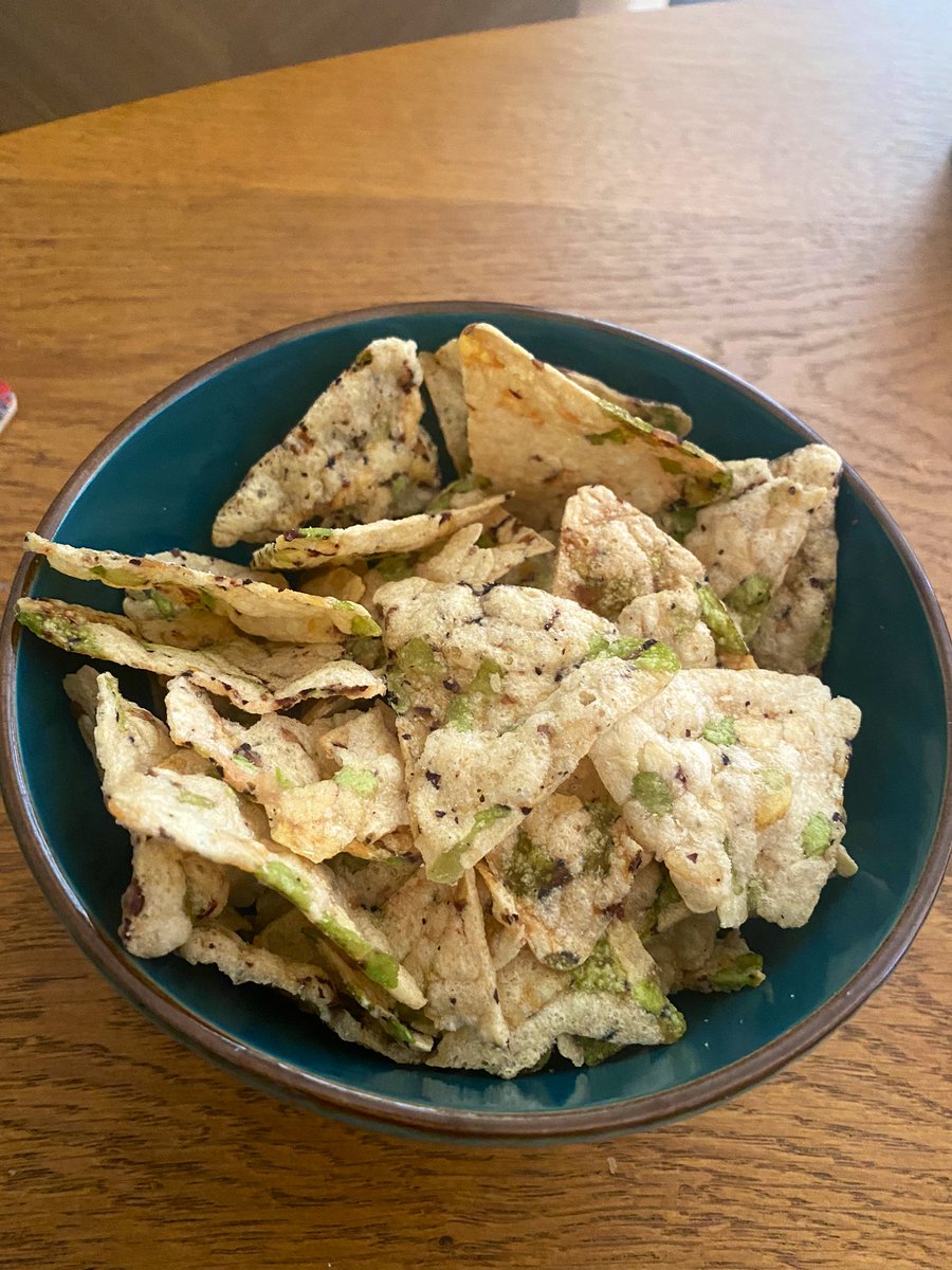 lea_frisch's tweet image. Un bol de chips abandonné sur la table basse, symbole d’une génération d’apéros entre amis annulés à la dernière minute en raison d’invités auto-testés positifs juste avant de partir.

Pensée à tous les biscuits salés qui subiront le même sort ce week-end.