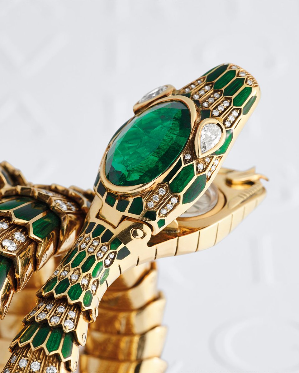 Bulgariofficial's tweet image. Forged with flawless #craftsmanship, each #SerpentiMetamorphosis #Heritage watch requires no less than 80 hours of work, this unrivaled dedication translating into the luxurious nature of #BulgariWatches.